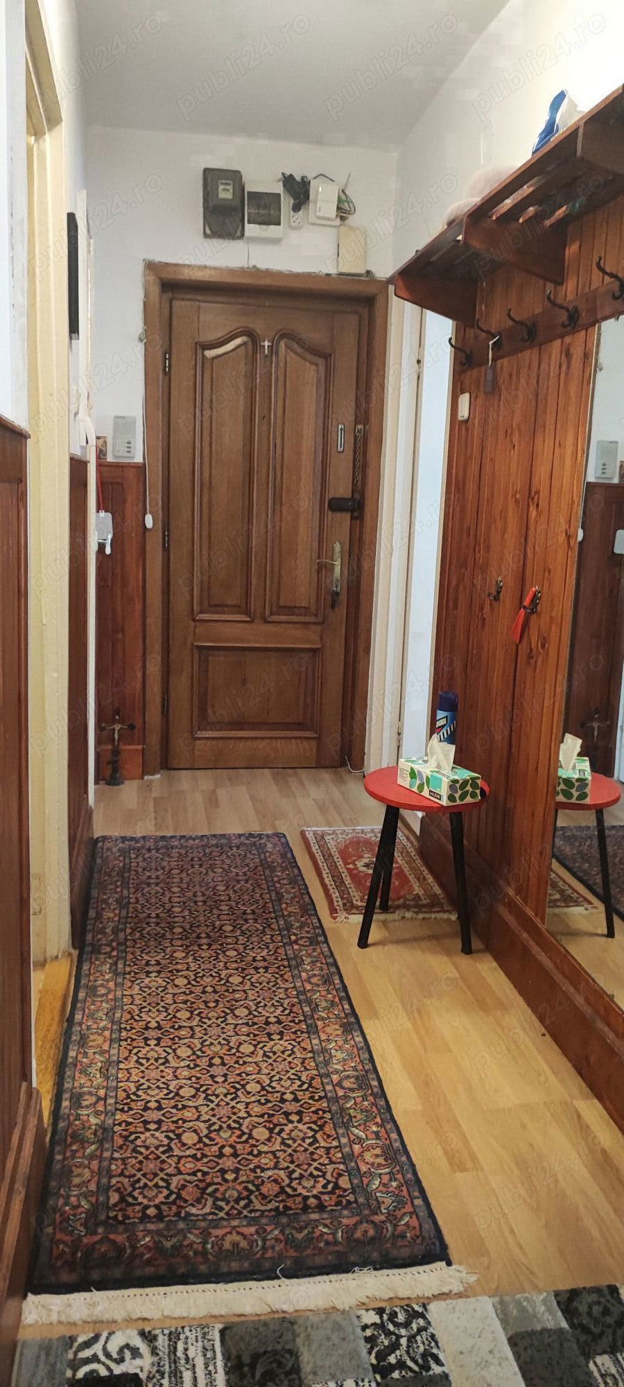 Vand apartament cu 3 camere semidecomandat 