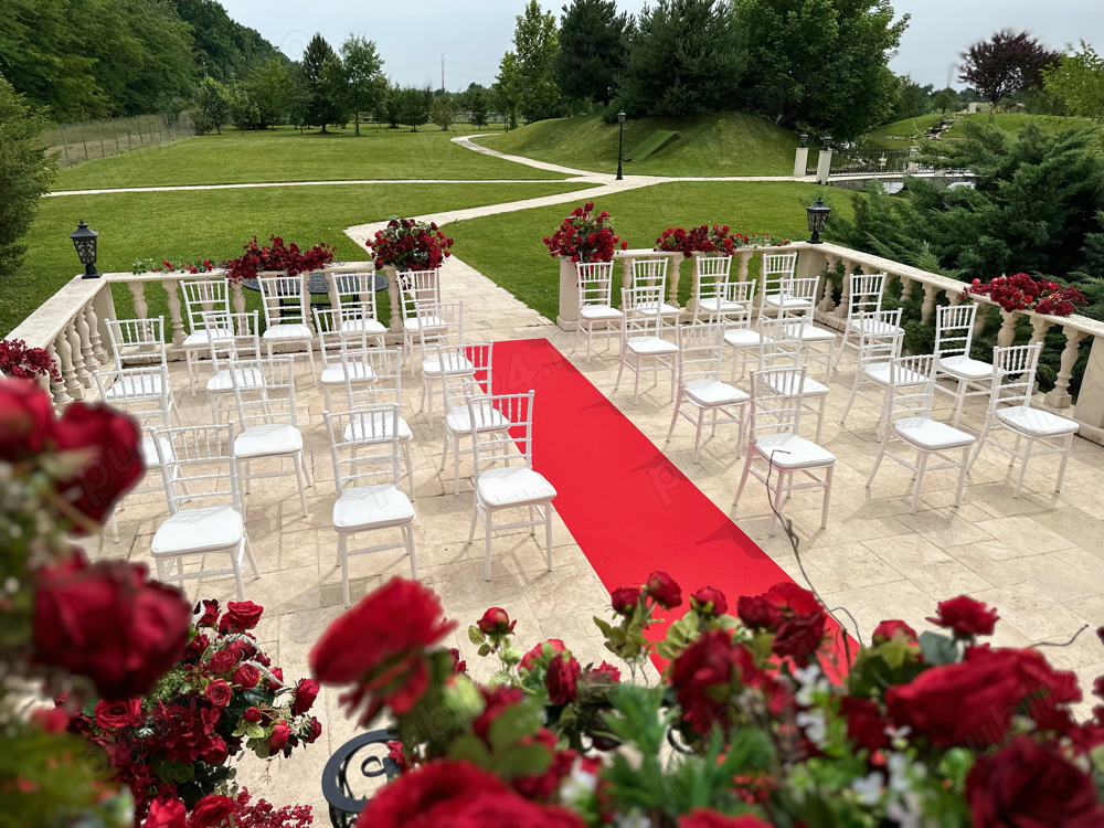 Închiriez mese,scaune,vesela,pavilioane 