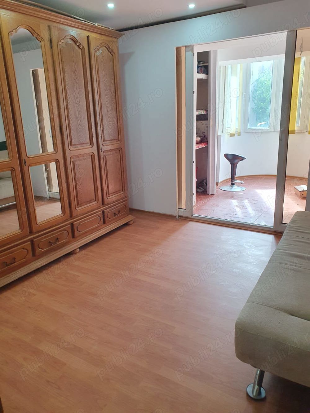 Apartament- 3 cam, decomandat, Fratii Golesti, et.3 7- 99.000 euro