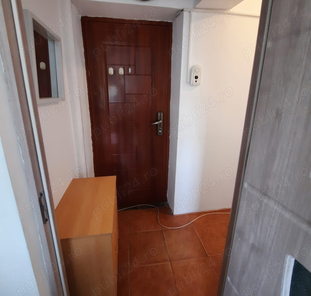 Vând apartament 3 camere semidecomandat, etajul 4 din 4