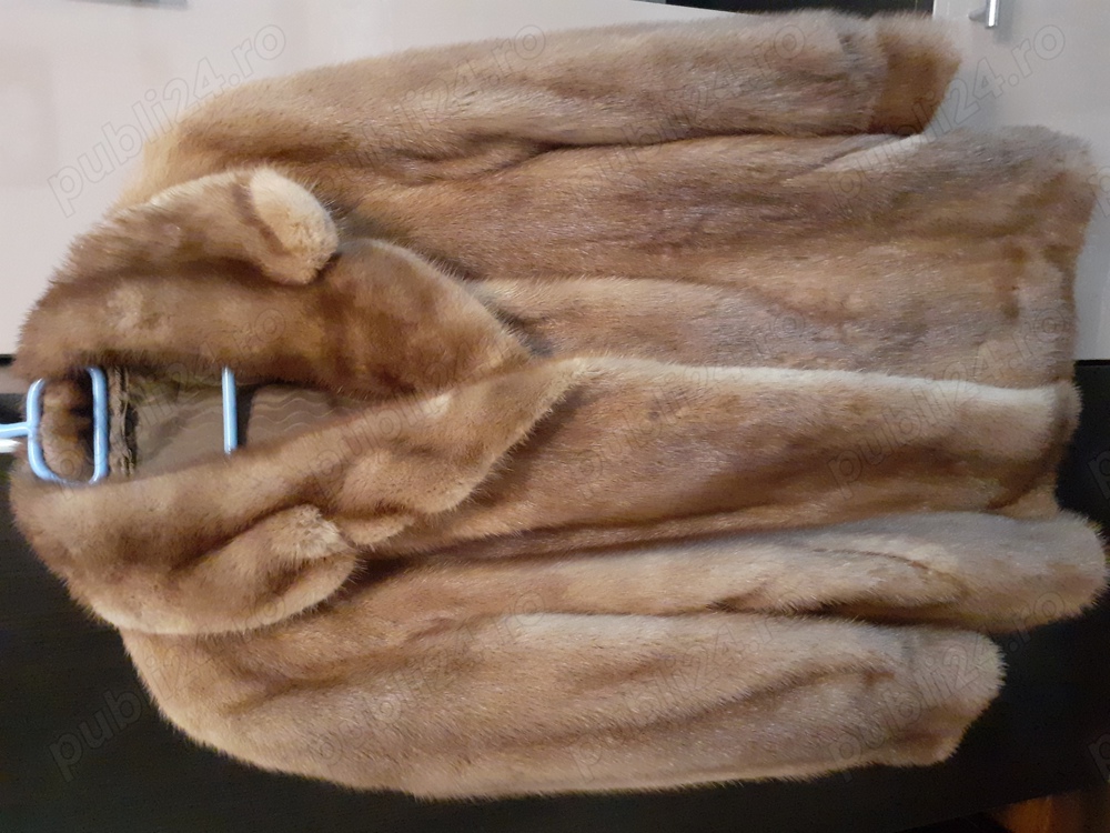 Haina de blana si geaca de piele