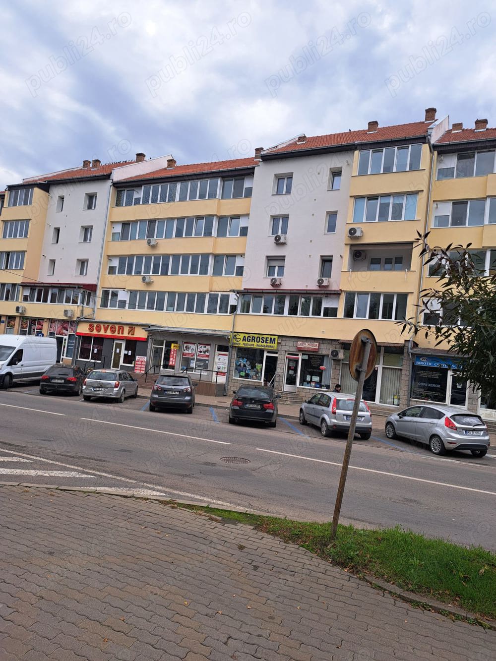 Apartament cu 3 camere de vânzare