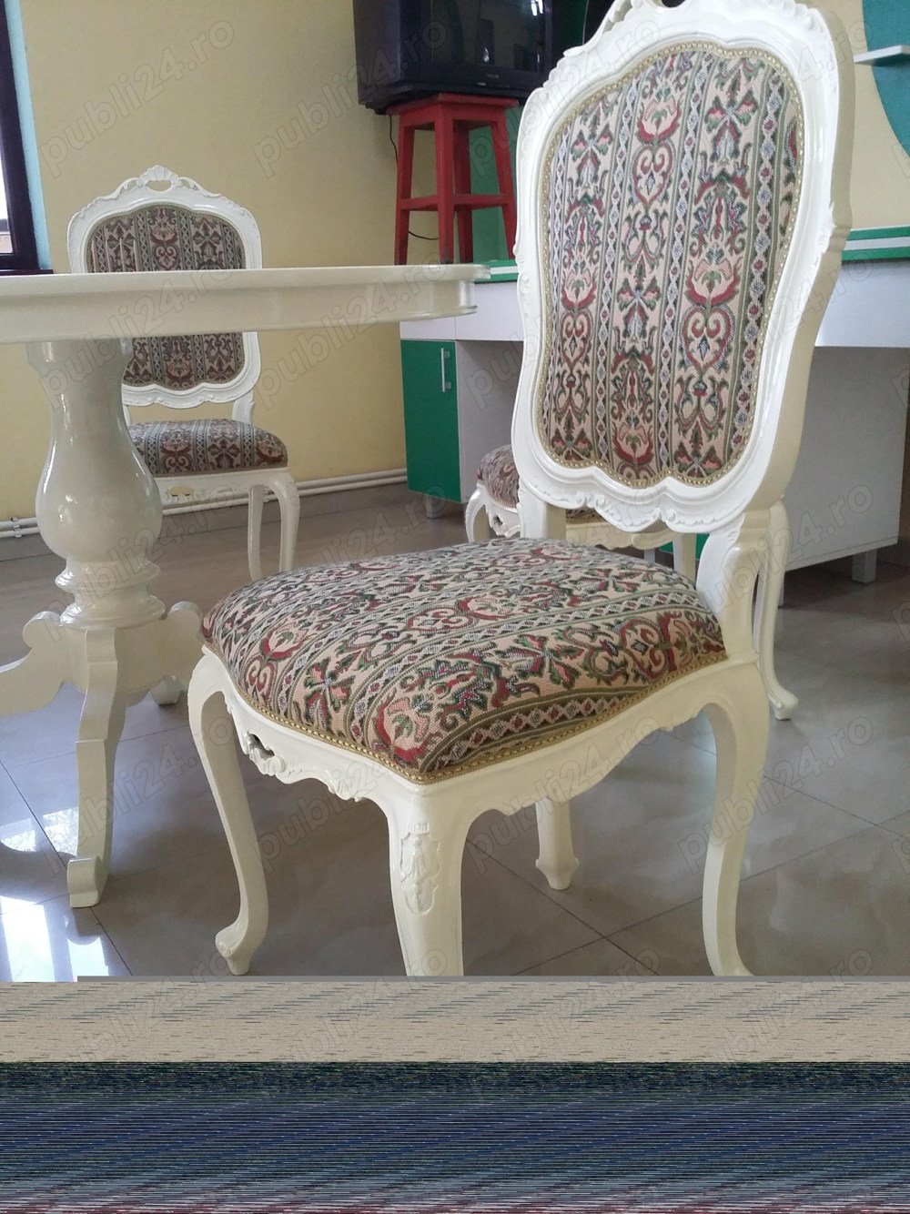  Scaune albe,lemn masiv-sculptate manual 