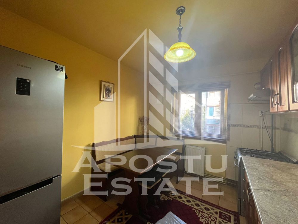 Apartament cu 3 camere, semidecomandat, etaj intermediar