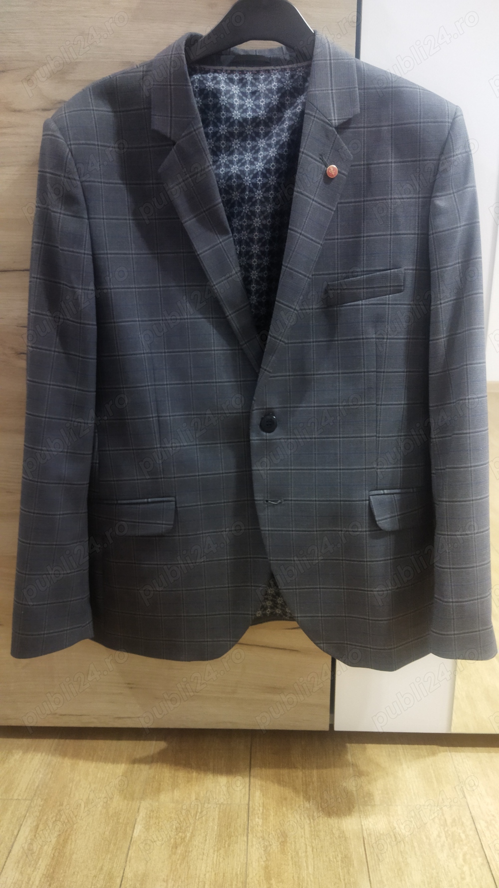 Vand 2 Costume barbati si pantofi