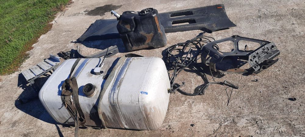 Rezervor combustibil 390L+suporti prindere,Rezervor AdBlue și conductele aferente+suport prindere