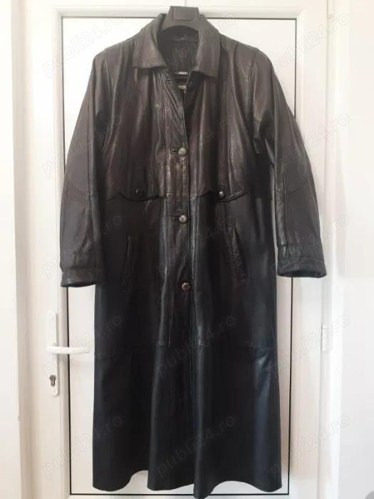 haina piele lunga,captusita cu gluga detasabila.