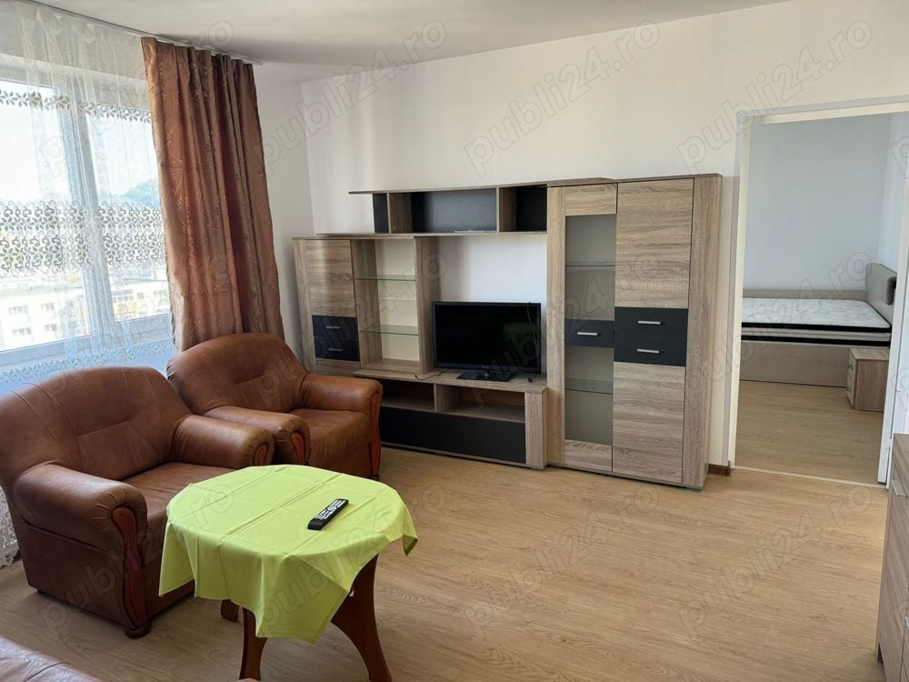 Inchiriez apartament 3 camere in Campina renovat si mobilat.