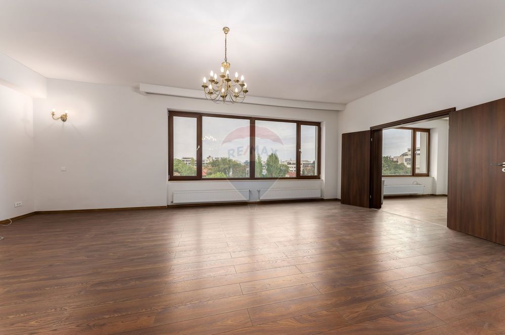 Apartament spațios cu vedere panoramică,, într-o cladire de prestigiu