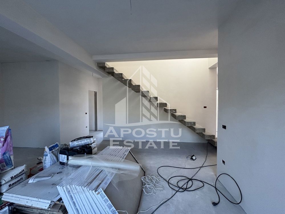 Jumatate de duplex cu 4 camere despartit prin hol