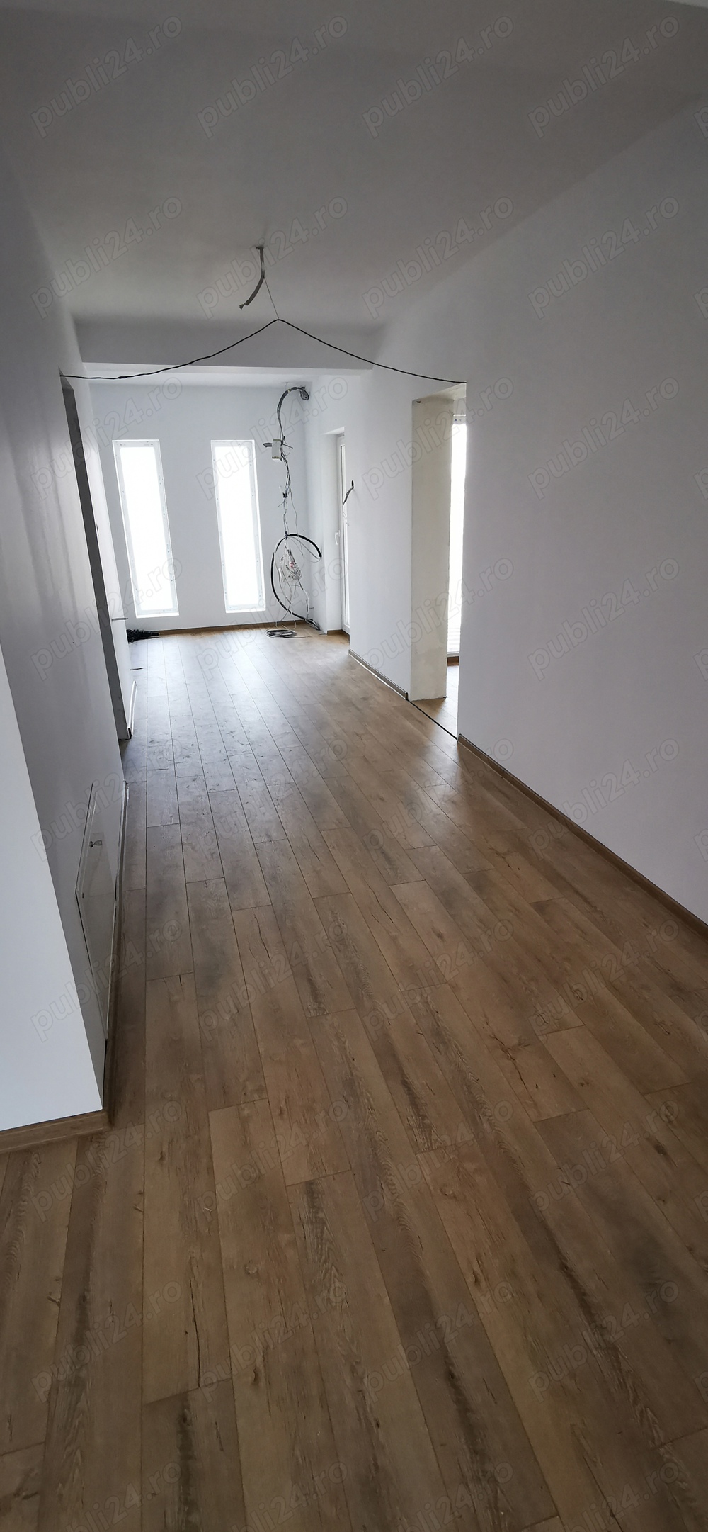   Meseriaș execut finisaje interioare 