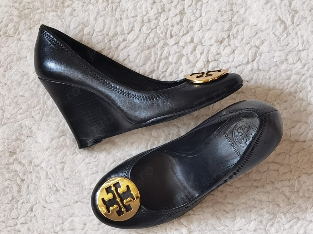 Pantofi negri dama piele toc Tory Burch logo metalic auriu femei