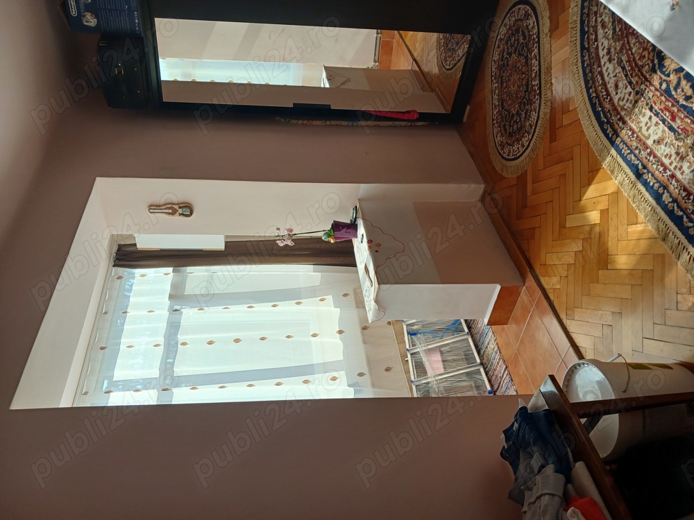 Vind apartament tip garsoneră