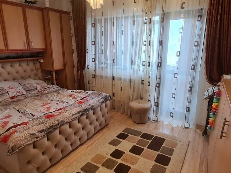 Apartament cu 3 camere, mobilat, etaj intermediar - Micro 17