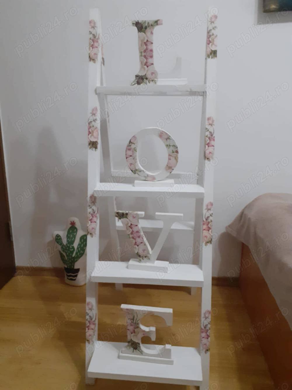 Raft decorativ cu litere "LOVE " 120 lei 