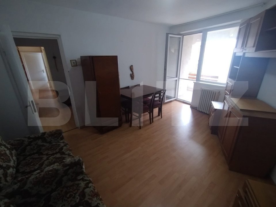 Apartament 3 camere,2 bai, 64 mp,decomandat,etaj 2,zona centrala, Coroana de Aur