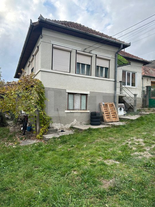 Casa individuala 130mp, curte, anexe, gradina 1400mp zona Baciu 