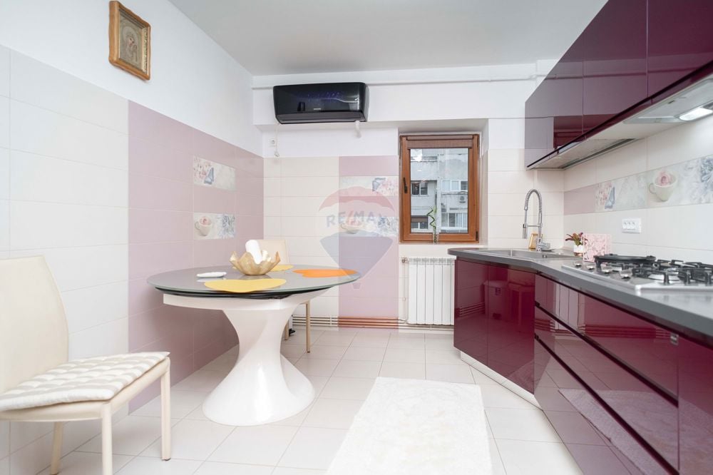 Apartament cu 3 camere de închiriat