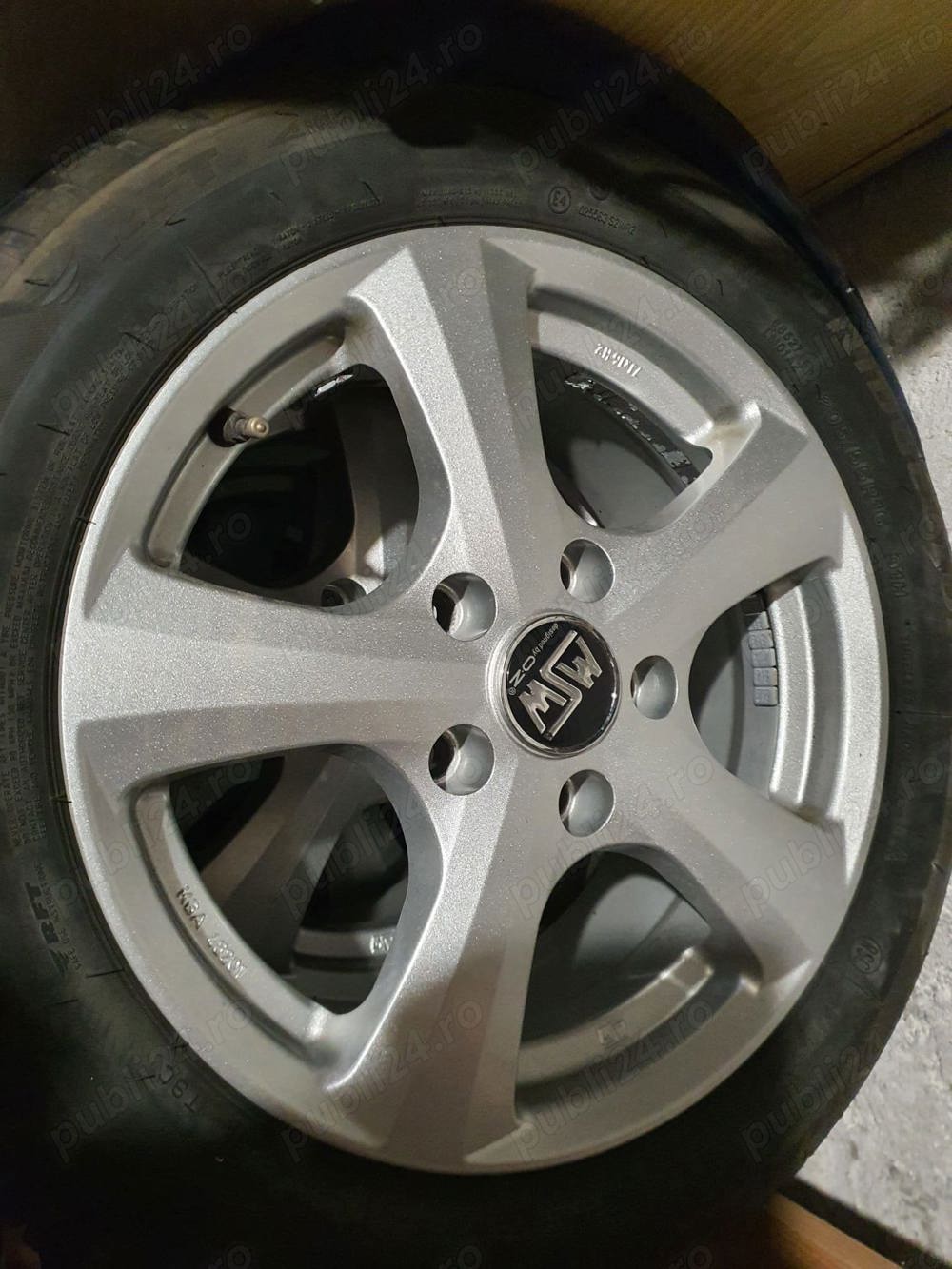 Vând 4 anvelope+jante aliaj noi originale Bmw seria 3