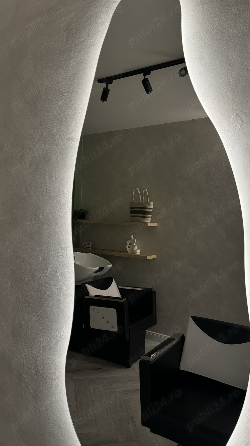  Închiriem post hair-stylist