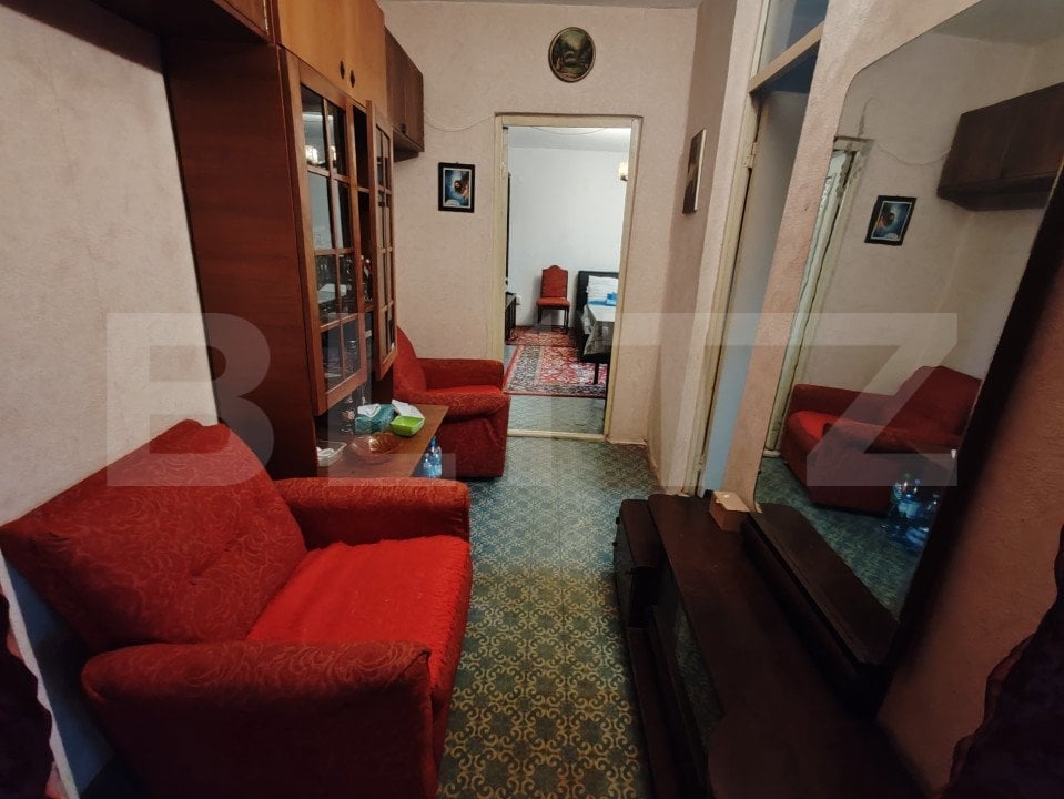 Apartament 2 camere de vanzare ULTRACENTRAL, are si garaj pentru cei interesati.