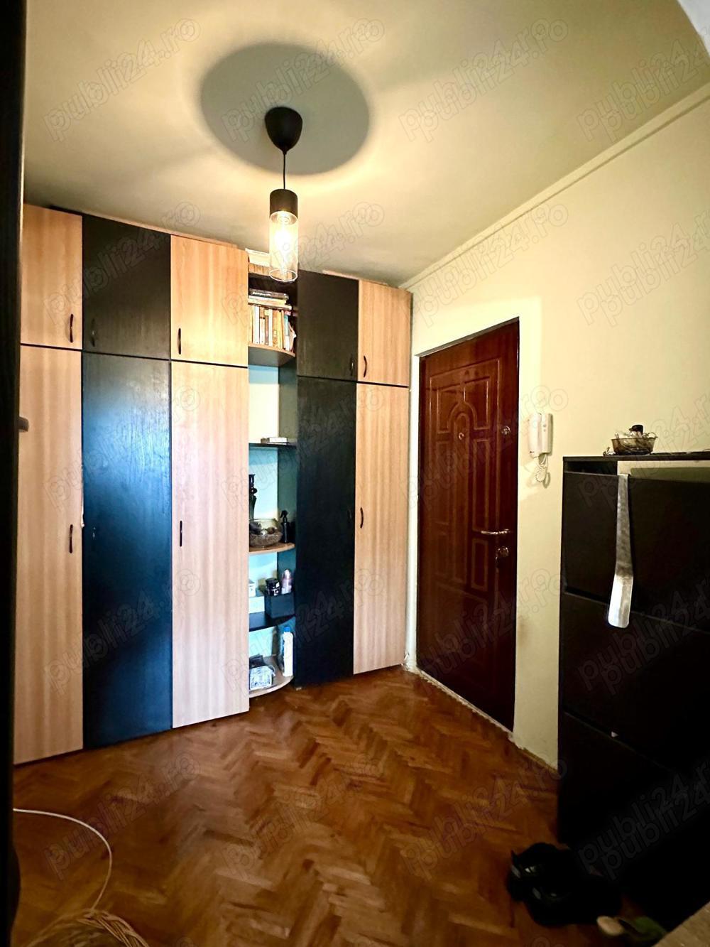 Vand apartament cu 2 camere în zona Lipovei decomandat amenajat centrala