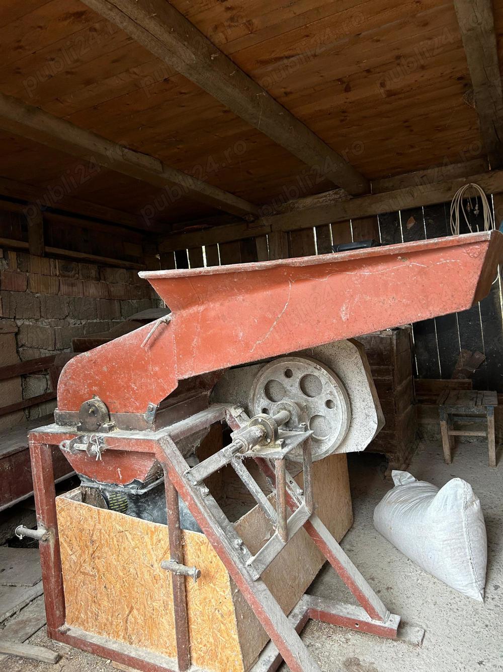 Moară de cereale după tractor