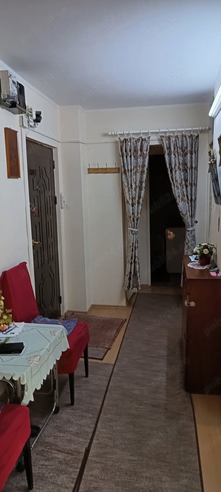 Închiriez apartament cu 2 camere, tip PC mare la etajul 1, Rogerius