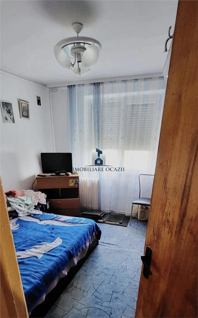 Vanzare Apartament 4 Camere Semidecomandat Piata Sudului