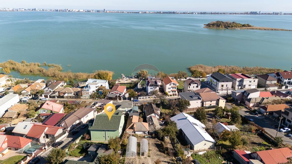 Vilă/ Casa cu 8 camere de vanzare in Ovidiu Constanta cu vedere la lac