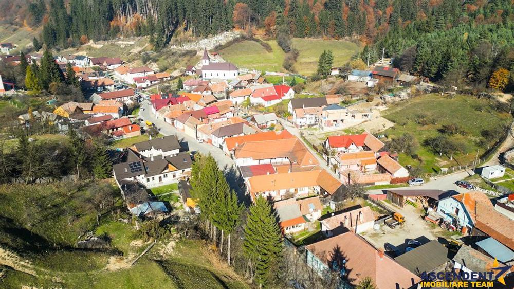 Casa deosebita, renovata exterior, in centrul localitatii Holbav, Brasov