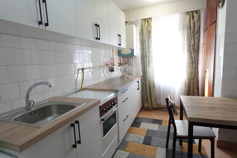 Apartament cu 3 camere de închiriat - Central