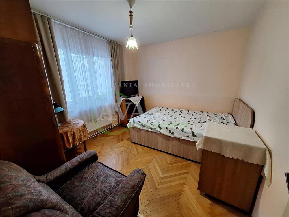 Apartament 3 camere semidecomandat | Etaj 3 | Centrala, Zona Miorita