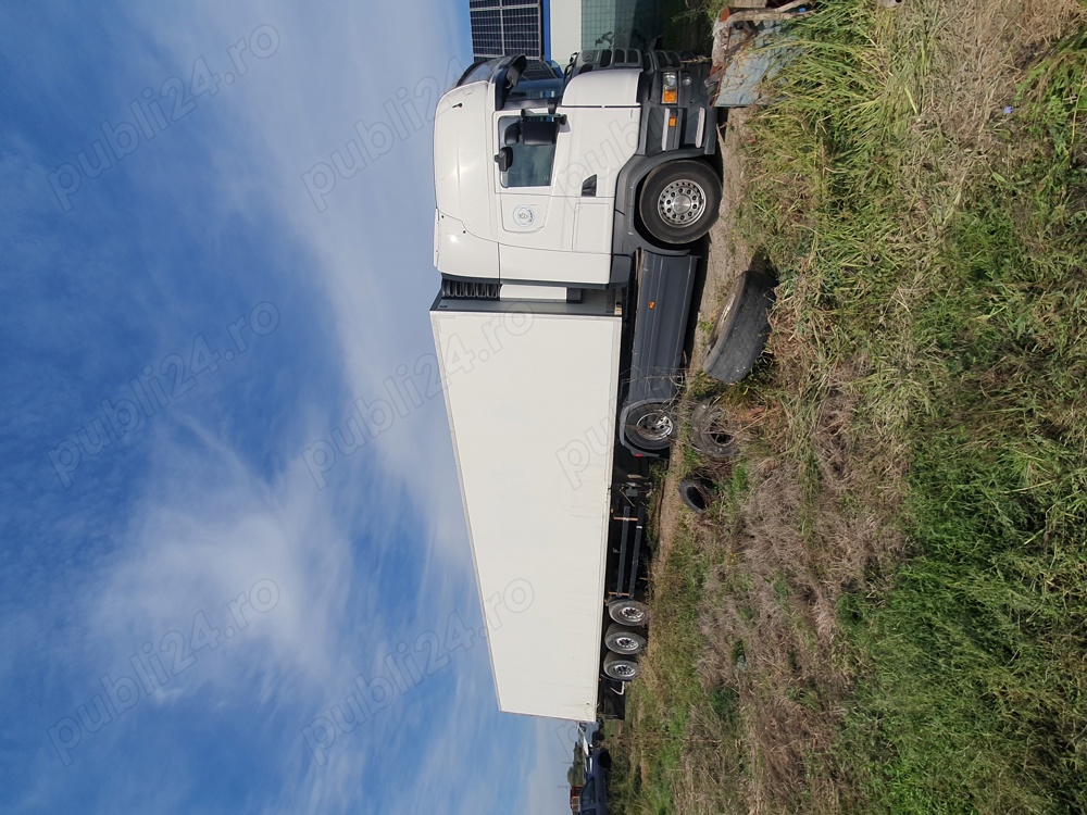 Dezmembrez semiremorca frigo