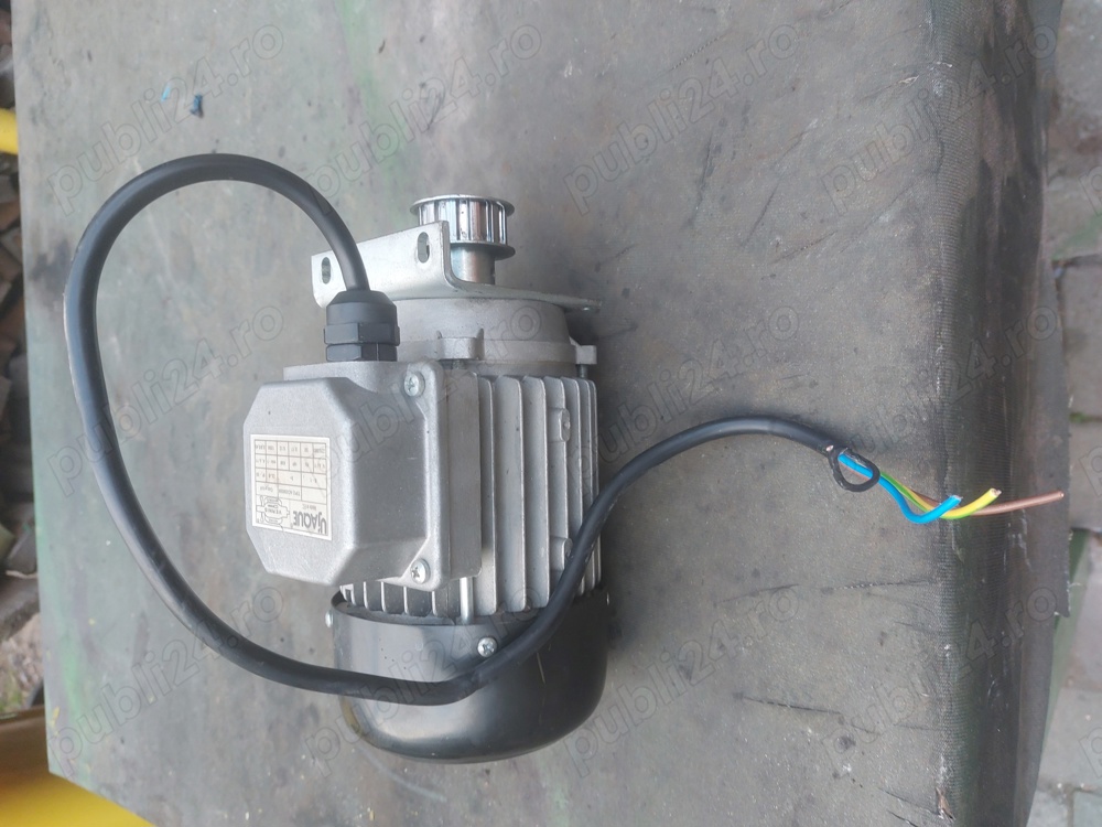vând motor electric 