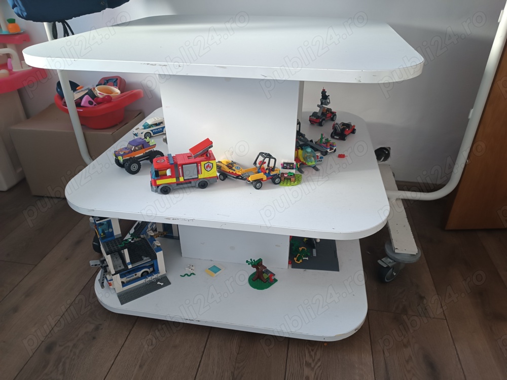 Vând masa pătrată pal melaminat alb 