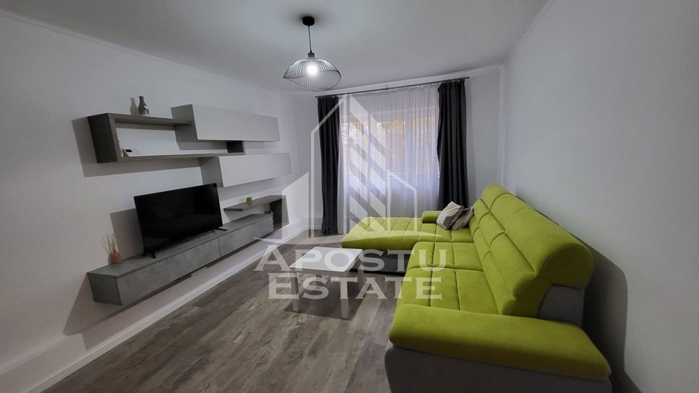 Apartament renovat cu 3 camere,2 bai,Aradului