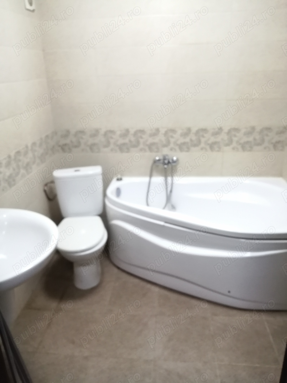 Închiriez apartament