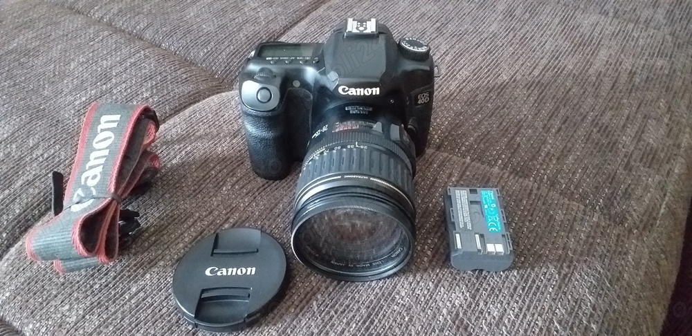 Camon EOS 40D si obiectiv Canon EF 28-135mm. 