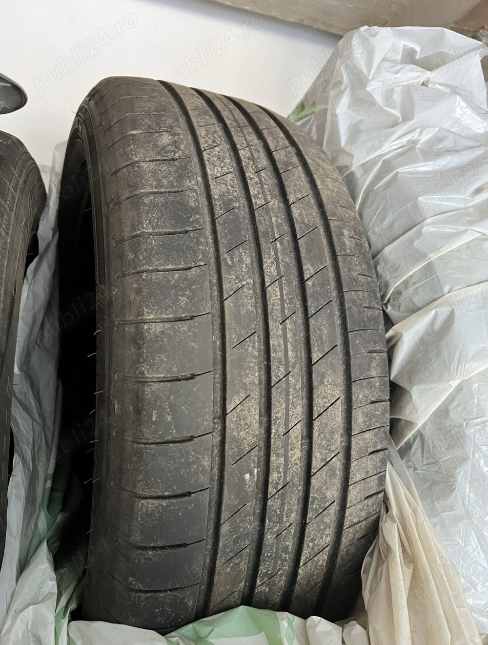 Vand 4 anvelope vara Goodyear Efficient Grip 215/55 R18