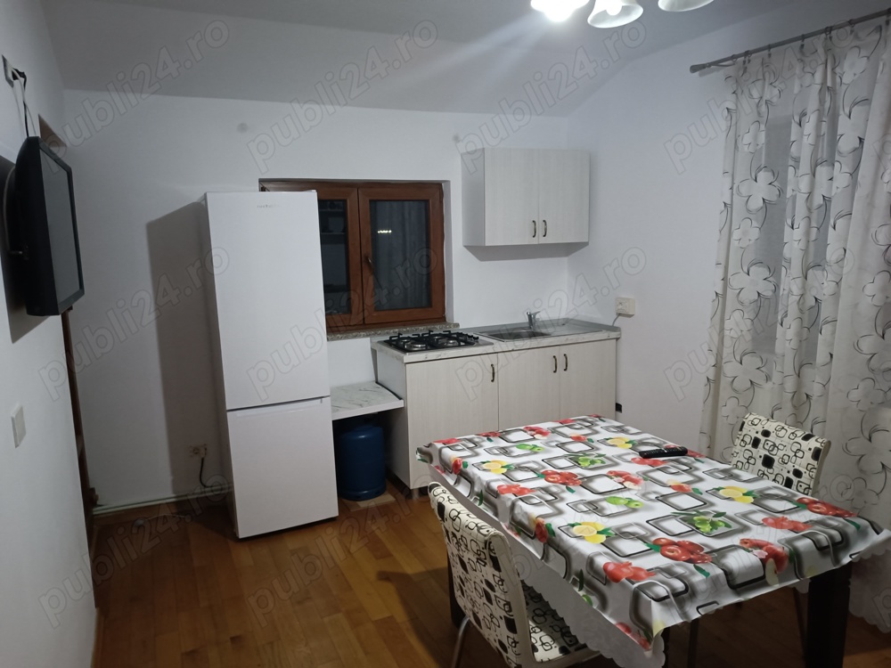 închiriez apartament