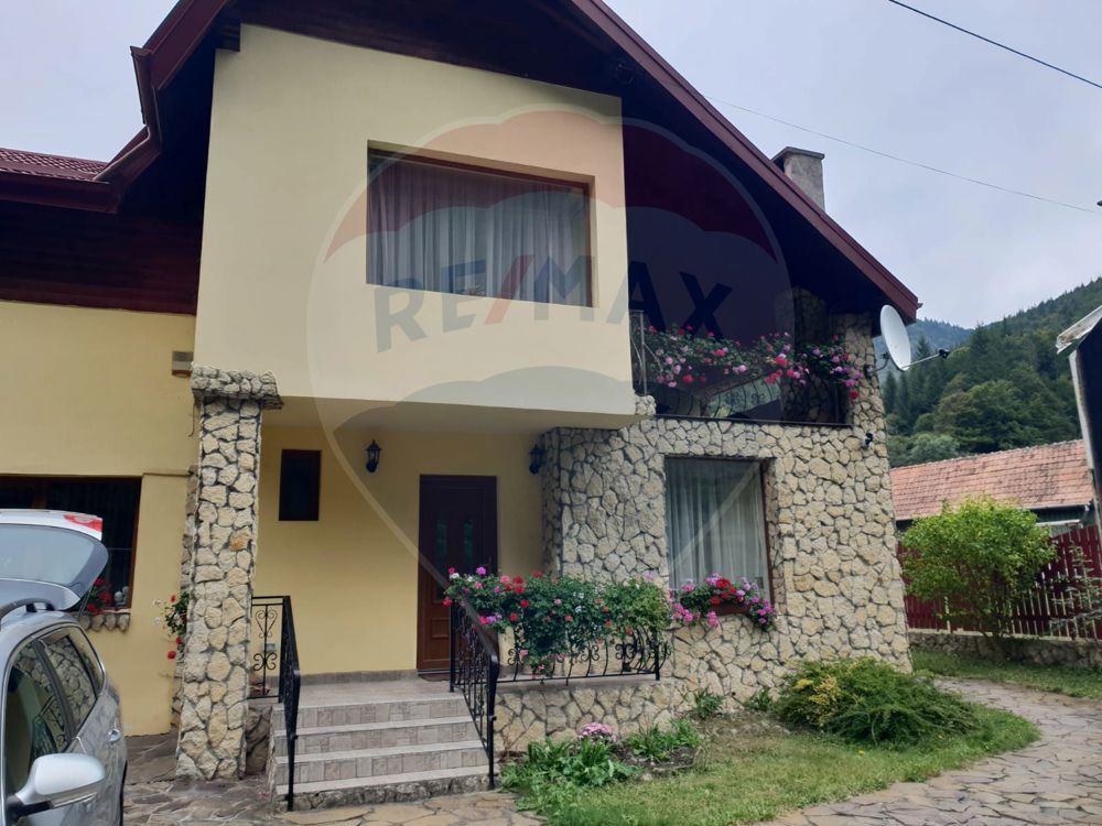 Vilă de lux  cu 6 camere de vânzare ,534 mp teren/Simon Bran