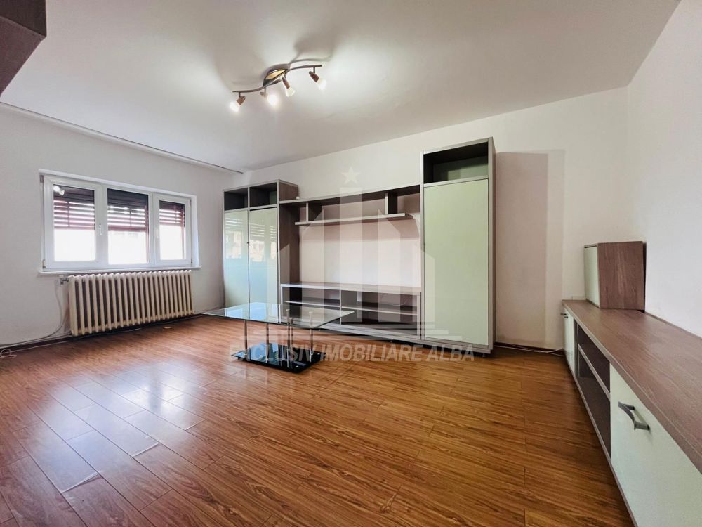 Apartament cu 3 camere,2 bai, etaj 1, Cetate-Mercur