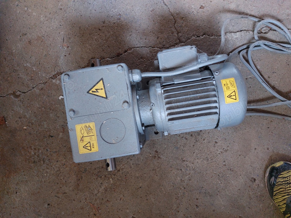 vând motor trifazic cu reductor 