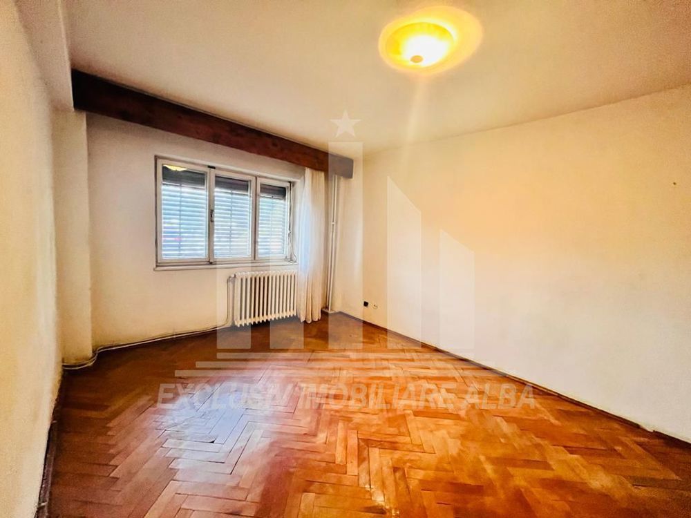 Apartament cu 3 camere decomandate, Cetate