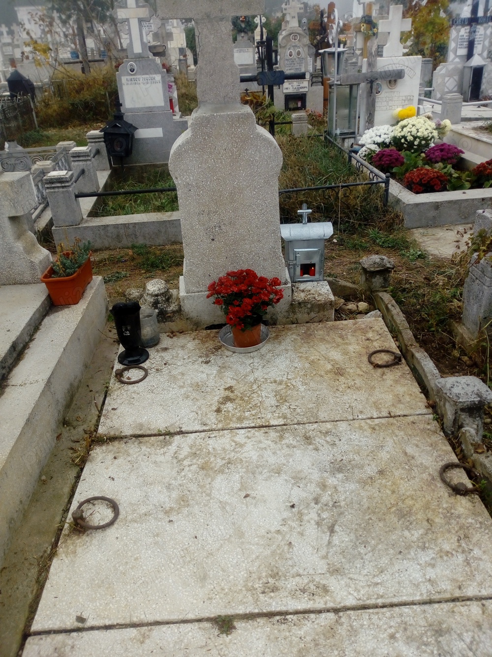 Vand loc de veci, in cimitirul Bolovani din Ploiesti