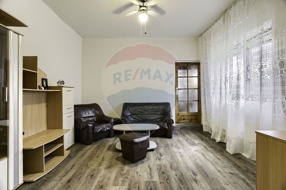 Apartament la Casă cu 3 Camere si Curte, Central, Zona Intim