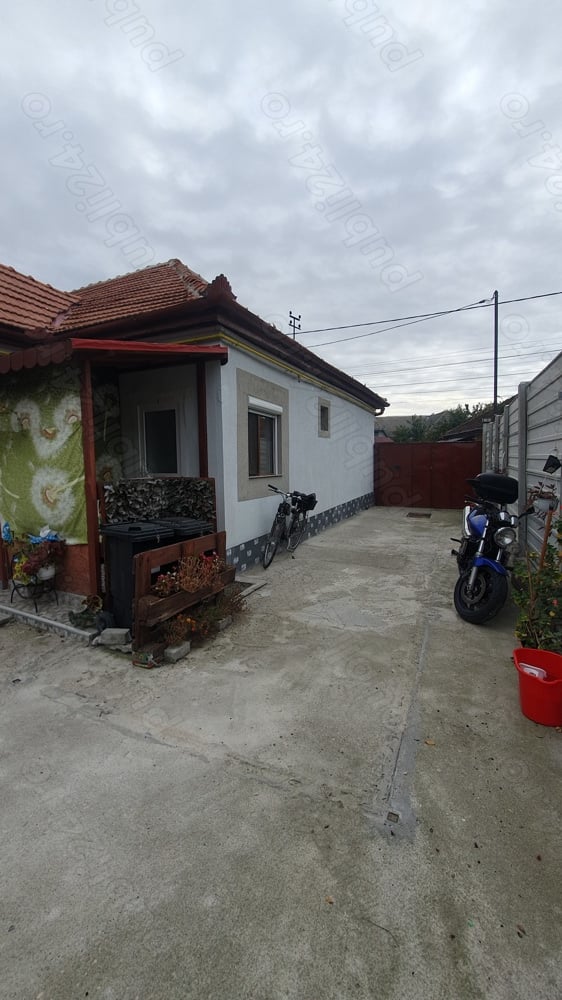 vand casa la curte comuna in zona Cantemir Oradea