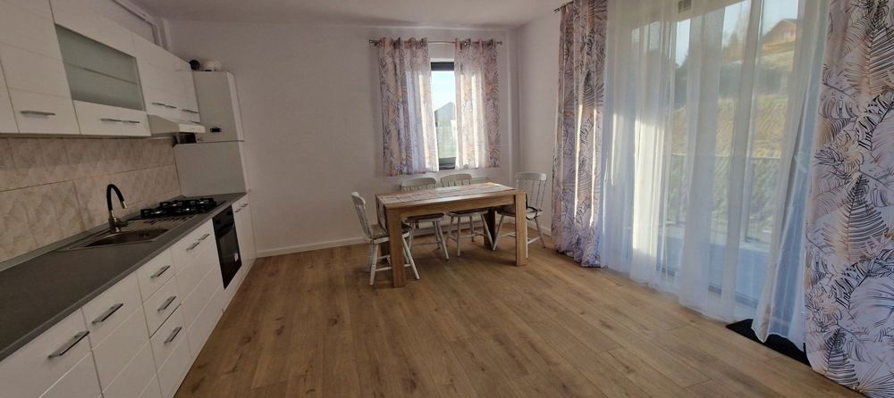 Apartament de închiriat cu 3 camere în bloc nou