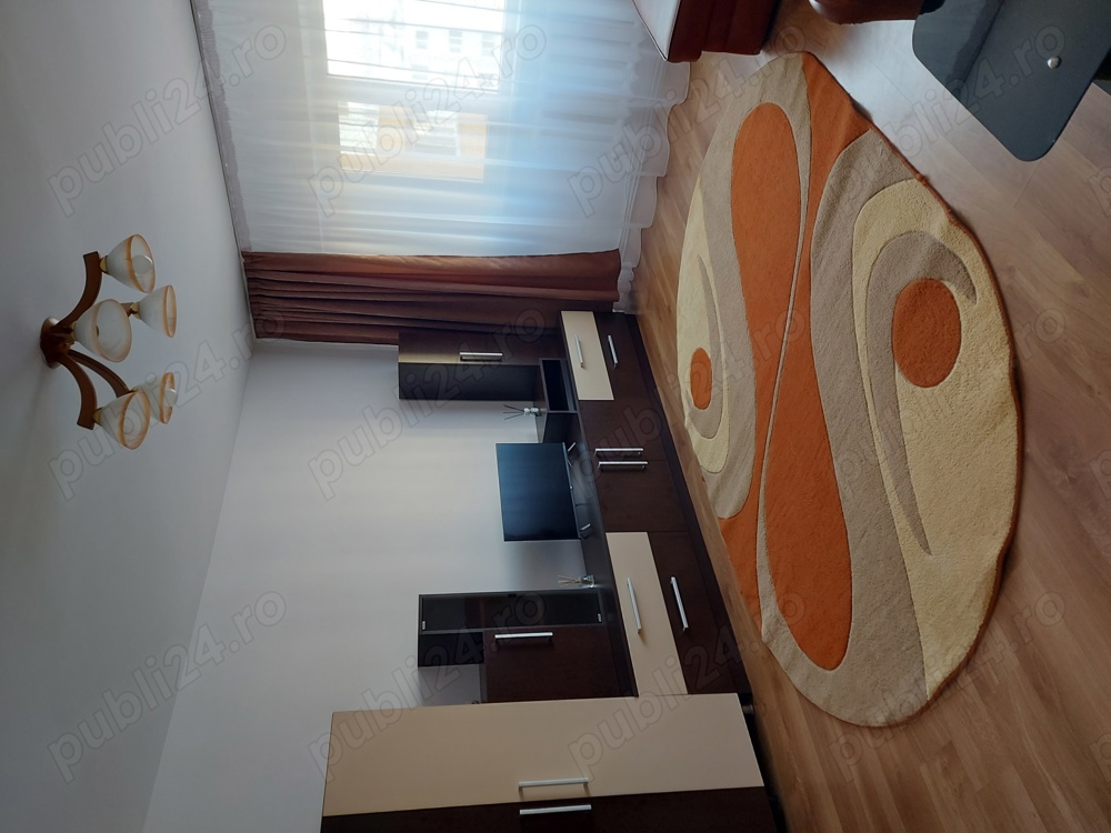 Apartament cu trei camere zona ultracentrala, spre închiriere 